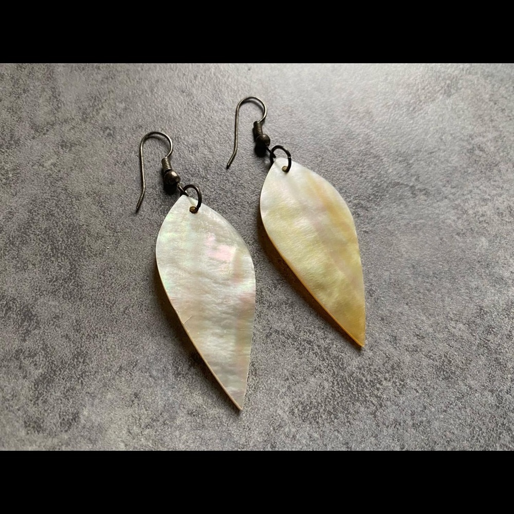 Vintage petal shaped shell 🐚 earrings - Picture 2 of 3